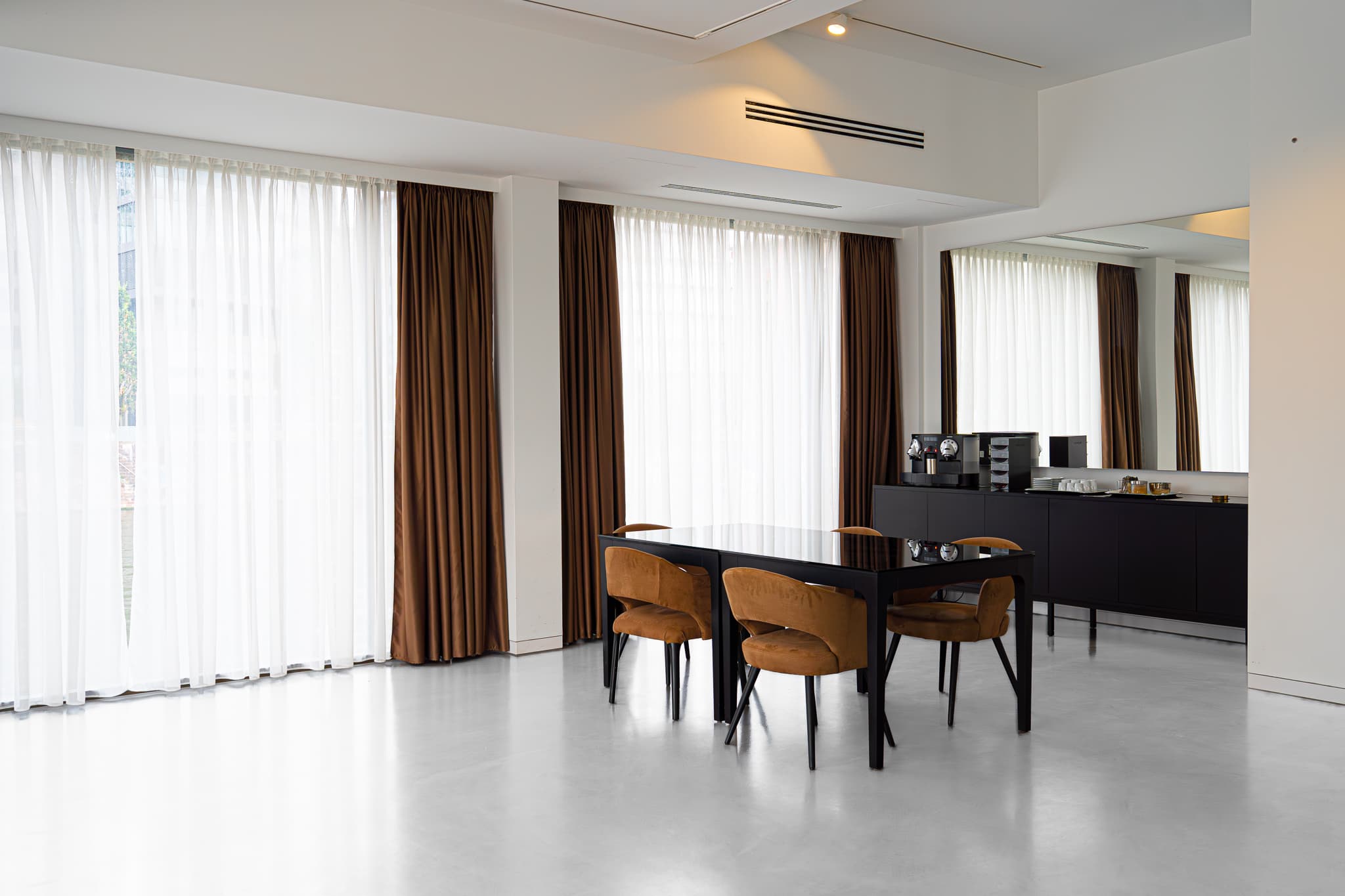 Lobby area of Main Suites Hotel - Image 11