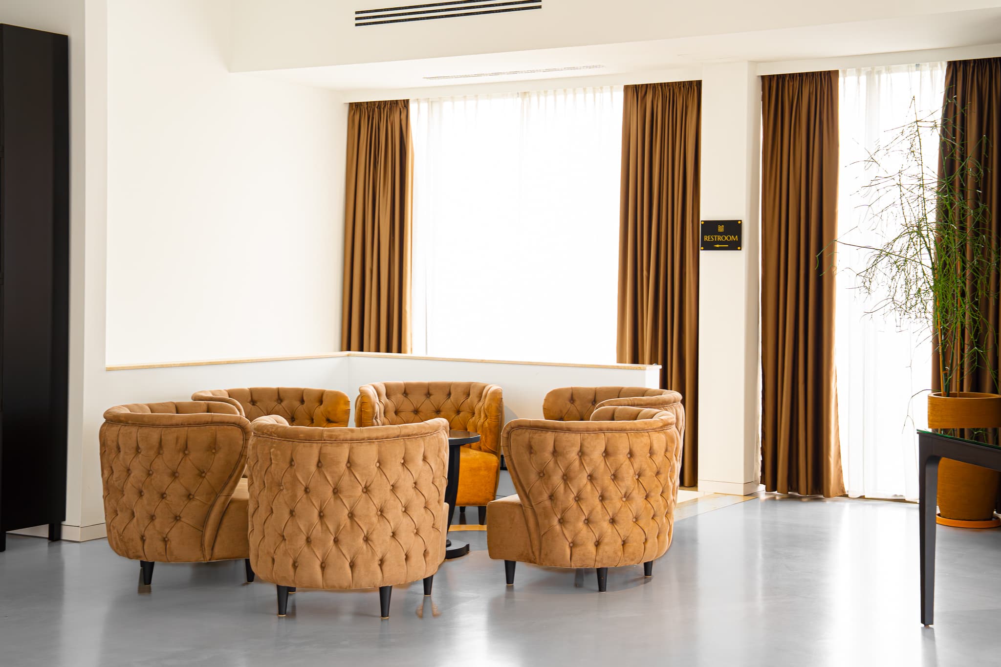 Lobby area of Main Suites Hotel - Image 12