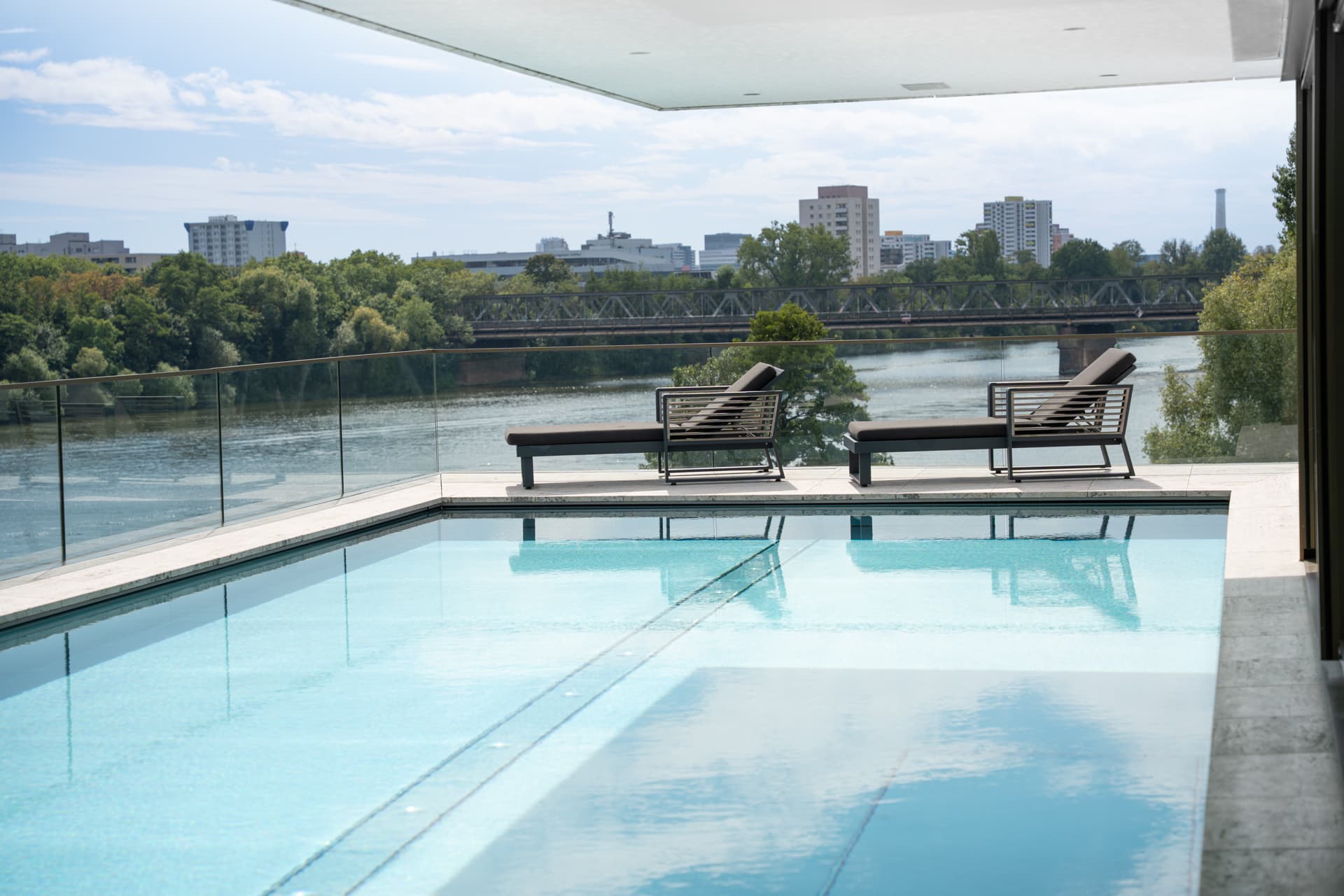 Pool area of Main Suites Hotel - Image 12