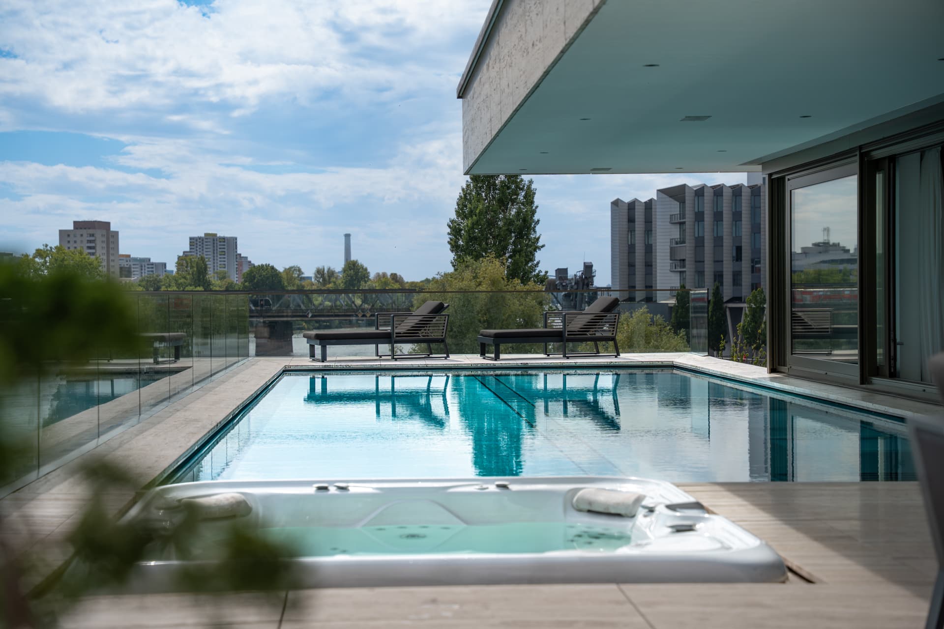 Pool area of Main Suites Hotel - Image 14