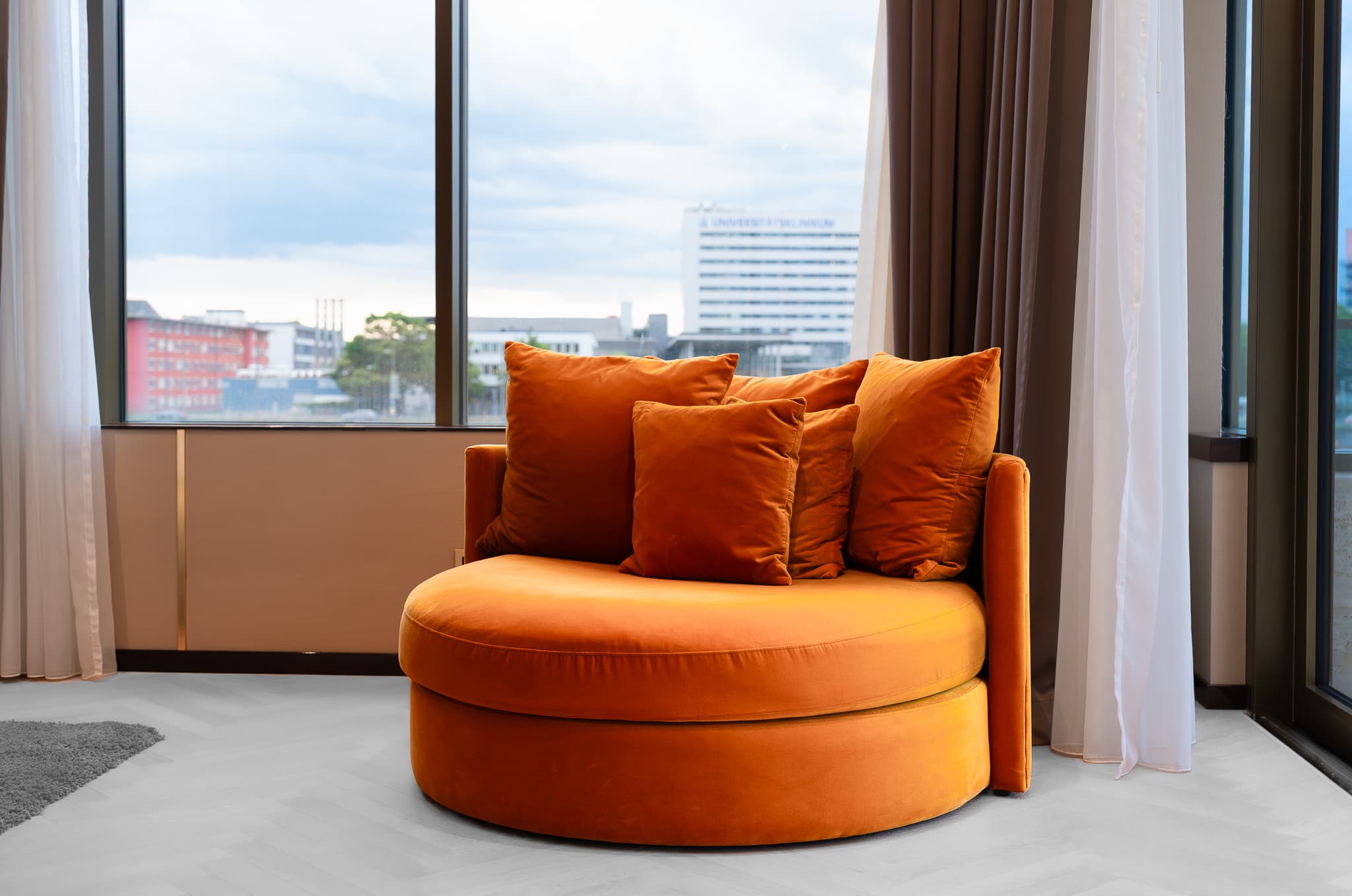 Suites/mega area of Main Suites Hotel - Image 18