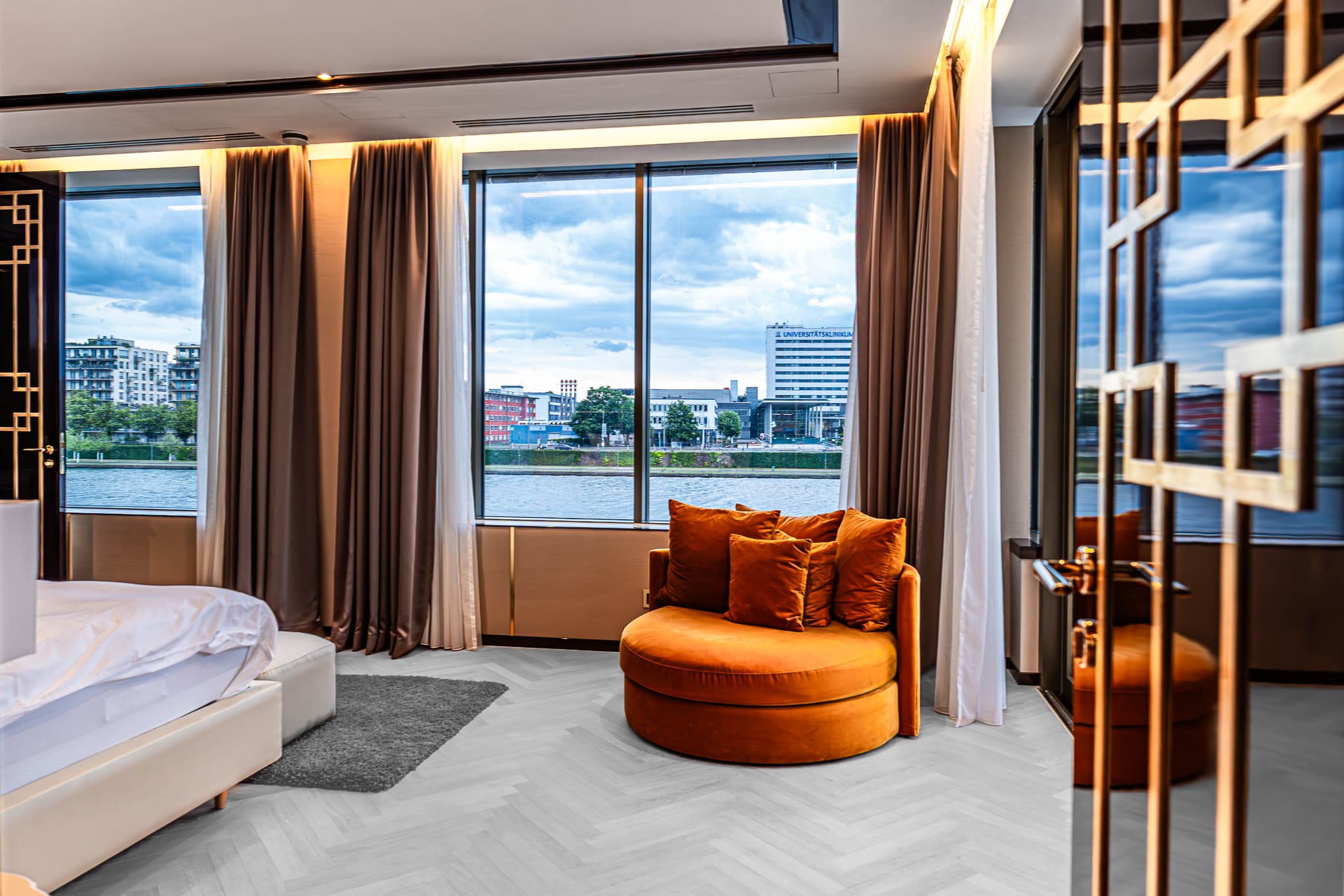 Suites/mega area of Main Suites Hotel - Image 7