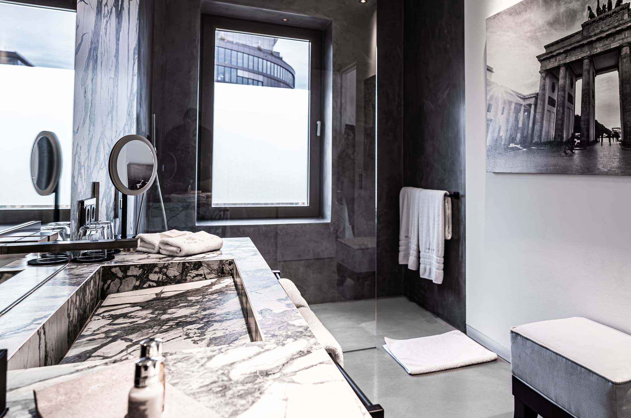 Suites/rome area of Main Suites Hotel - Image 7